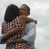 Foto em que o presidente Barak Obama abraça sua mulher bateu recorde histórico ao ser o mais retuitado nas redes